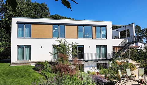 Modernes Haus mit Garten.