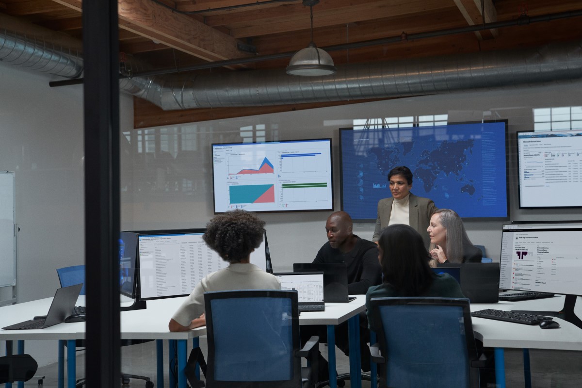 C I S O collaborating with practitioners in a security operations center.